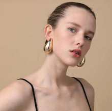 Load image into Gallery viewer, LYLA DROP
