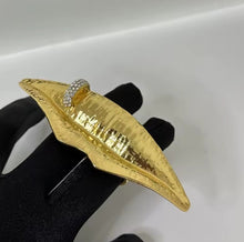 Load image into Gallery viewer, Lip Rhinestone Ring

