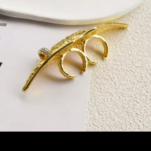 Load image into Gallery viewer, Lip Rhinestone Ring
